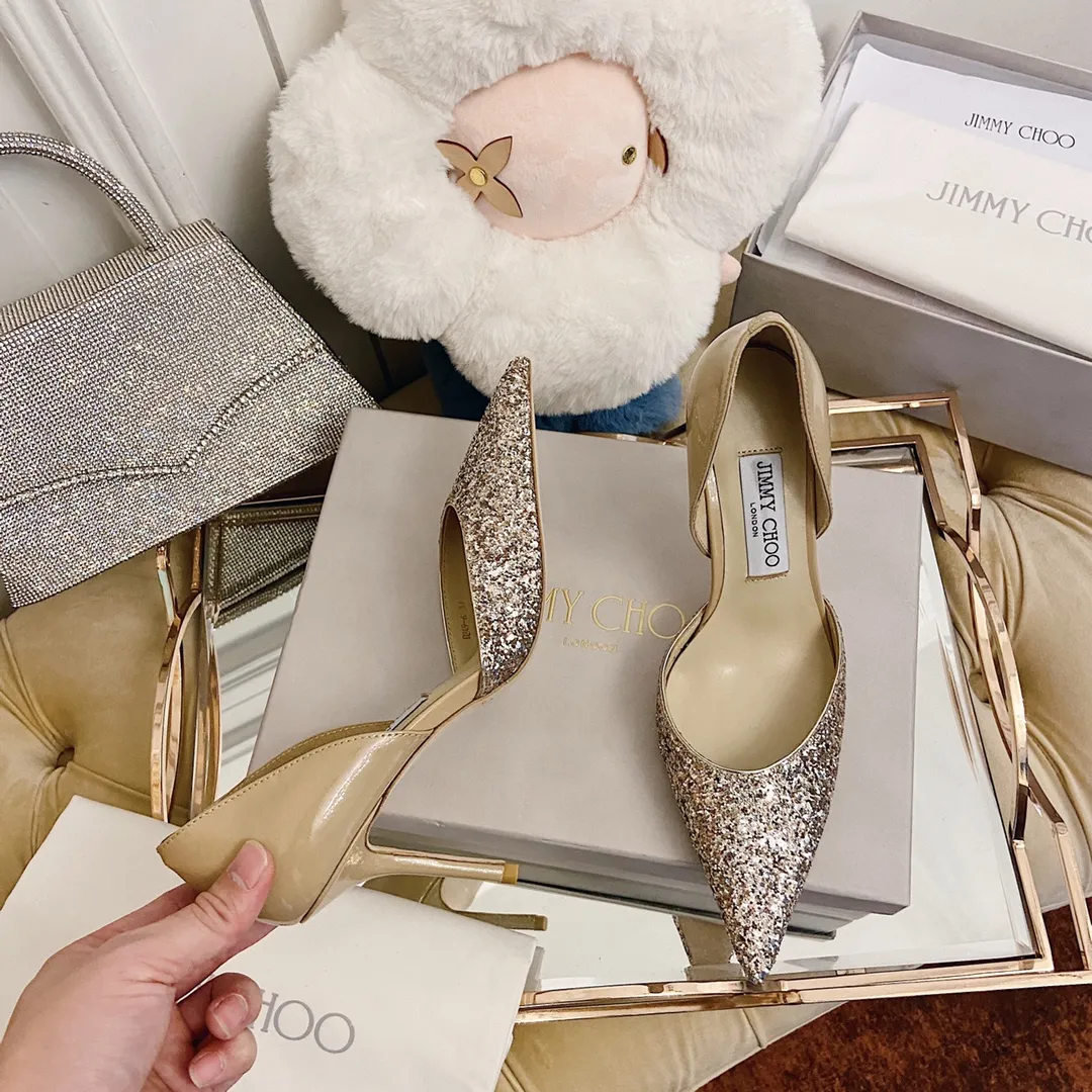 👟👟Ex-factory price 520👟👟 JIMMY CHOO A pair of high heels that can conquer all men👠Easy to wear and versatile, a must-have item for the annual meeting🥂Bilng Bilng is so beautiful that no one can take your breath away Material: Special Crete spliced cow patent leather ➰🍸Sheepskin lining Italian leather outsole Available in three colors: black, nude, silver Size: 34-42 With a height of 8cm, it is packaged simultaneously at the counter!